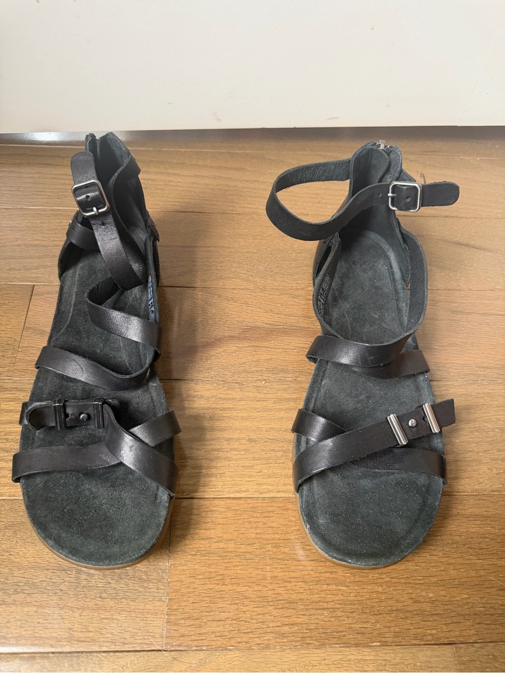 UGG Black Leather Strappy Gladiator Sandals EU 39.5 US 8.5 Unworn